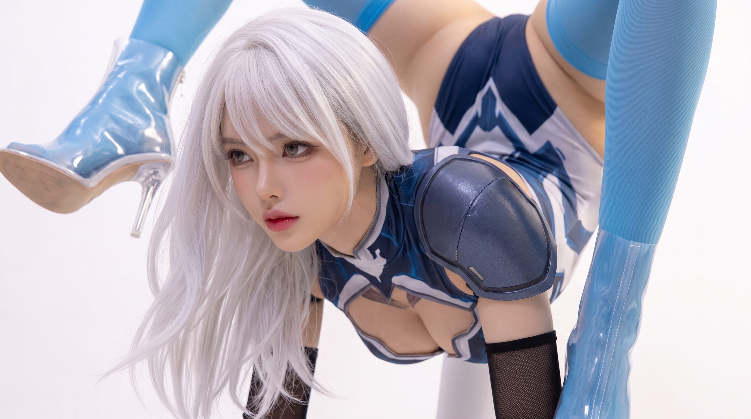 アクロバティックなポーズで伸びる美脚と骨格バランスとロングニーハイソックス