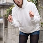 【画像】シンプルisベスト！白パーカー×黒タイツ（80デニール）×デニムショートパンツ×ニット帽｜AI.co