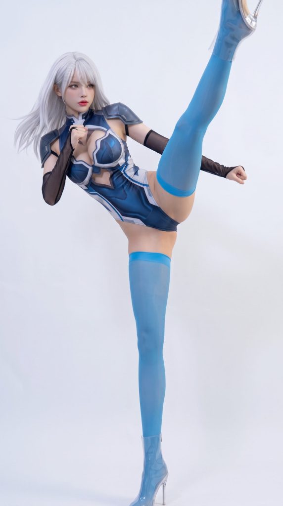 ハイレグコスチュームで上段蹴りをしている美脚コスプレイヤーの画像、スカイブルーのサイハイソックスを履いいる