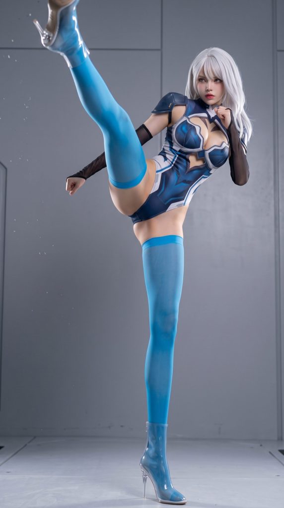 ハイキックをしている女戦士衣装を着た美脚コスプレイヤー、可愛いハイレグのコスチュームとスカイブルーのサイハイソックスを履いている