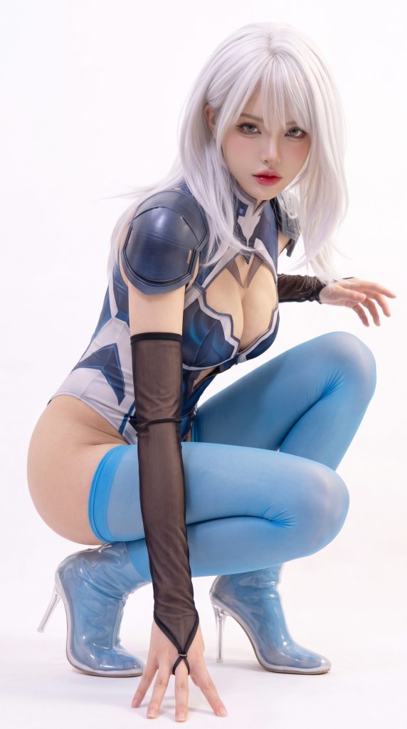 しゃがんで決め顔の美脚コスプレイヤーの画像、太もも丈のニーハイを履いている