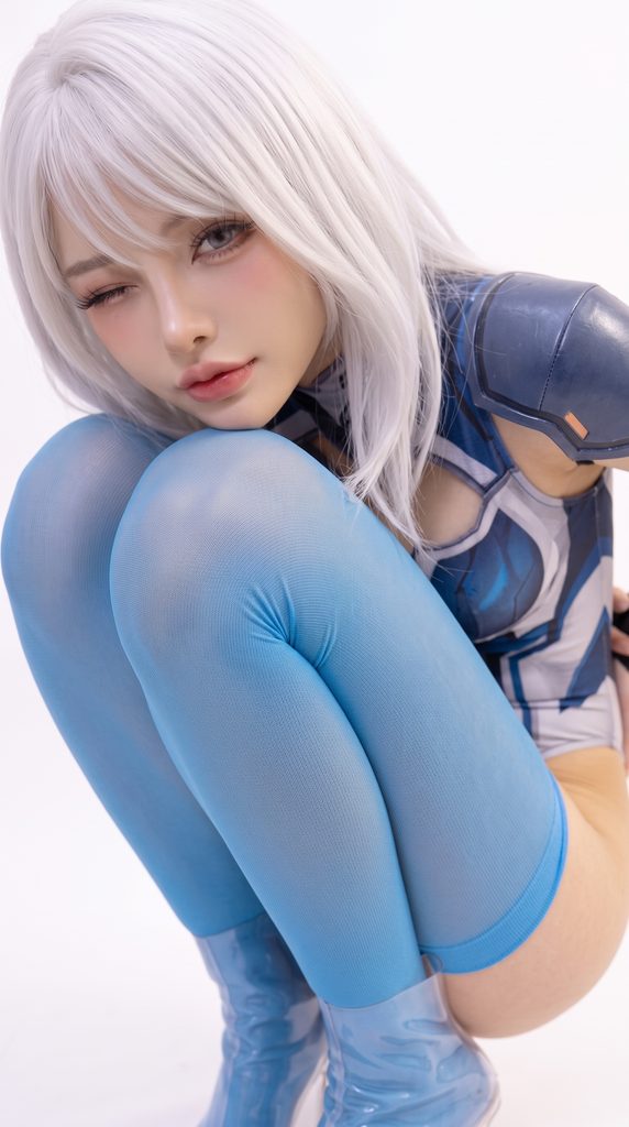 長いニーハイソックスを履いてウインクしている可愛いと話題の美女コスプレイヤーの画像