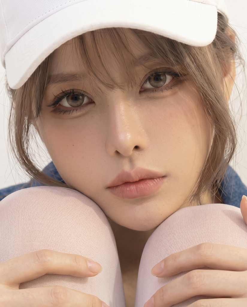 白ニーハイソックスを履いた野球帽を被っているギャルの画像